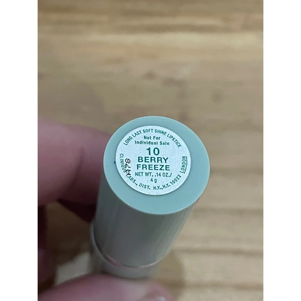 Clinique Long Last Soft Shine Lipstick 10  Berry Freeze New - Picture 2 of 3